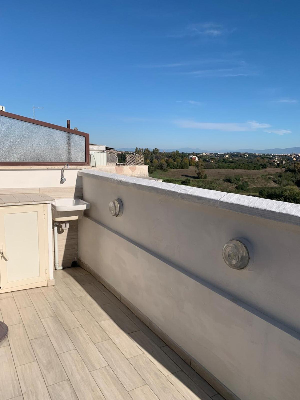 Vivi In Un Attico Tipico Romano Con Vista Su Roma Exterior foto